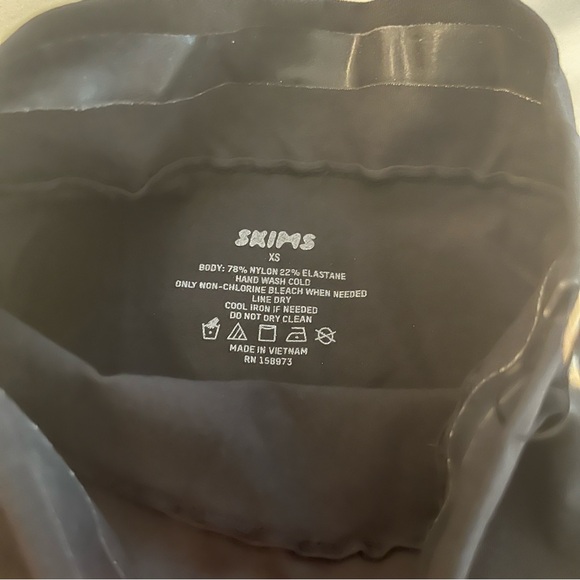 NEW SKIMS EVERYDAY SCULPT HIGH-WAISTED MID THIGH SHORT XS ONYX - Picture 7 of 7